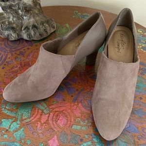 Cute pumps that lean into a bootie. Size 8. Never worn, taupe and comfy